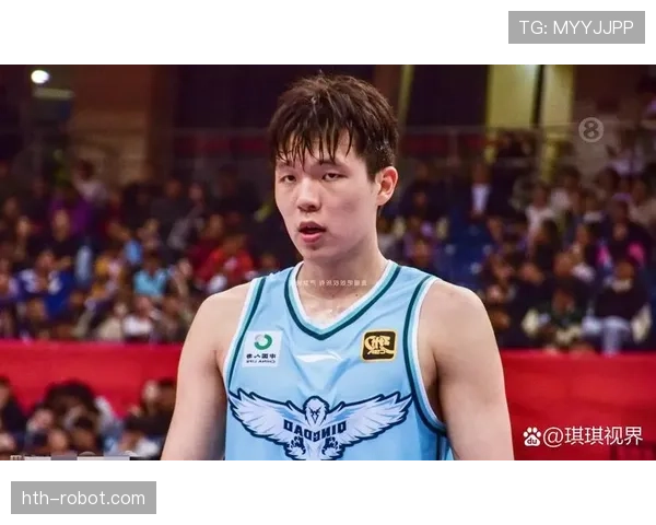 杨瀚森比赛里一本正经，私服照像在参加富豪派对，我看着都不好意思